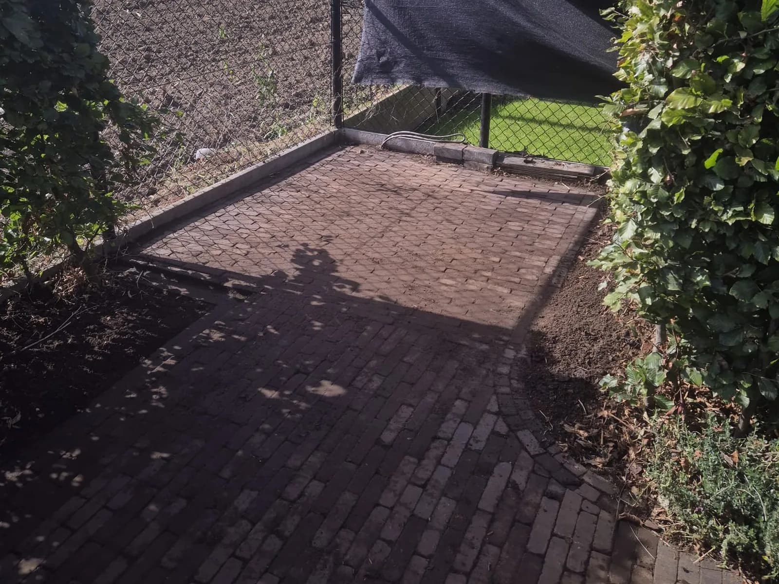 Bezemschoon opgeleverd terras in klinkers na een opruiming door BR-ontruimingen